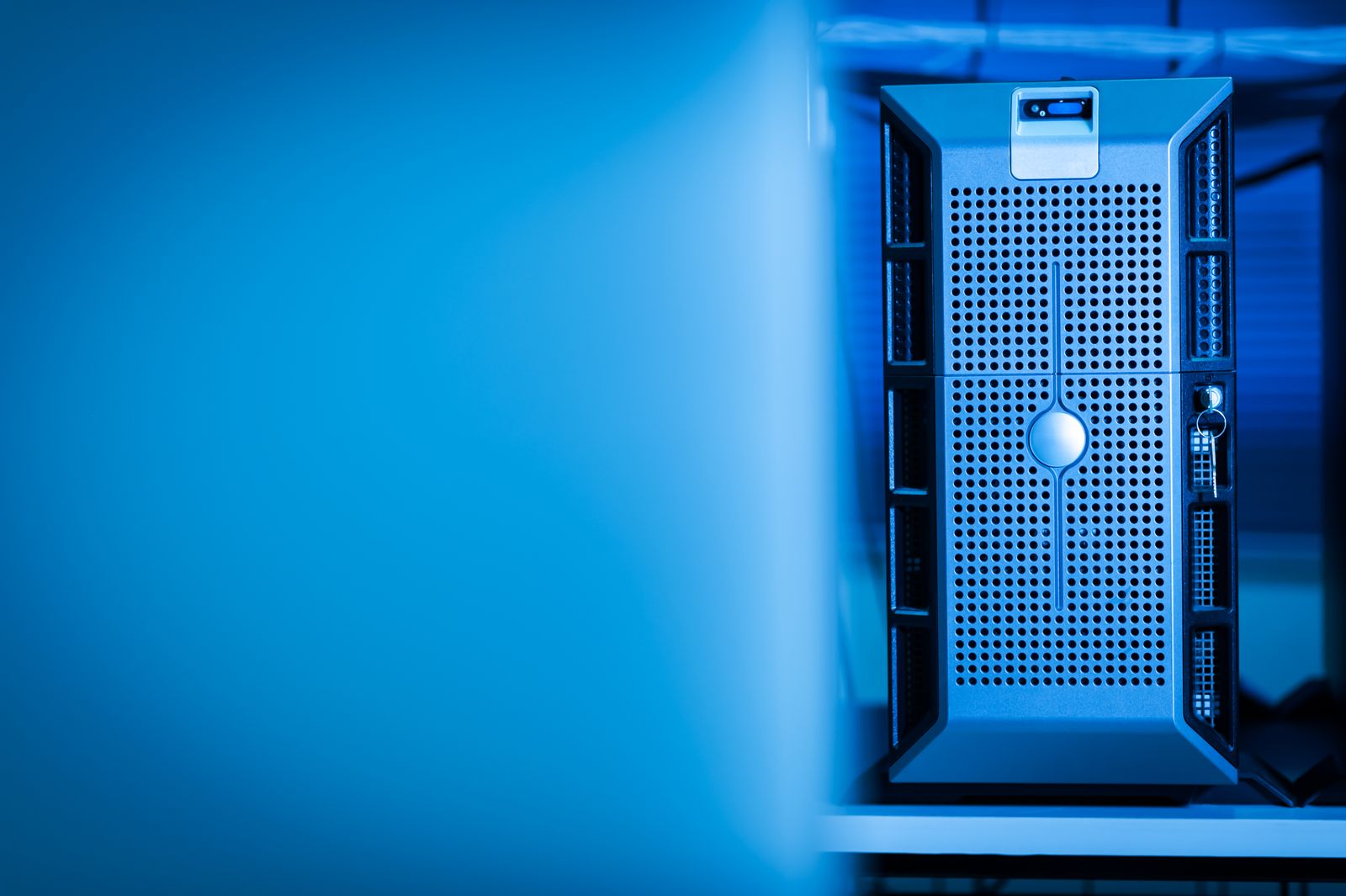 Servidor em uma infraestrutura de data center iluminada em azul